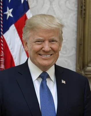 Portrait officiel de Donald Trump devant le drapeau américain.