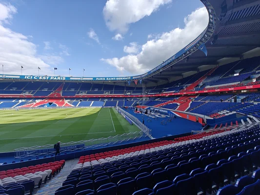 Le Parc des Princes vide avant le match.