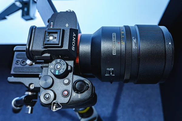 Un Sony A7RV avec objectif Sony 50mm F1.2 monté sur un support.