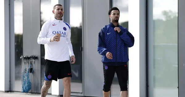 Warren Zaïre-Emery et un coéquipier à l'entraînement.