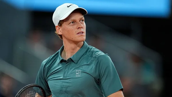 Jannik Sinner, raquette en main, lors d'un match de tennis.