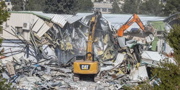 Deux excavatrices démolissent le siège de l'UNRWA à Jérusalem-Est.