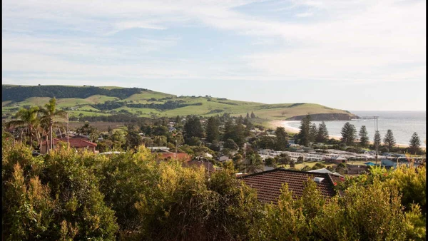 Vue d'ensemble d'un village côtier australien victime d'un afflux touristique suite à sa viralité.