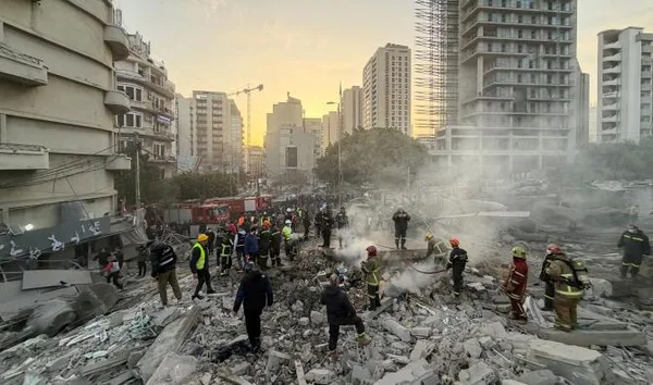 Secouristes et pompiers sur les lieux d'une frappe israélienne au centre de Beyrouth.