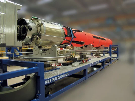 Détail technique d'un moteur ou turbine de missile de la Marine nationale.