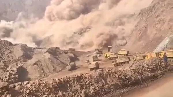 Opérateurs miniers utilisant des équipements de mesure sur un site d'extraction de charbon en Chine.