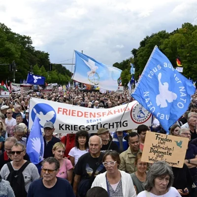 Défilé de milliers de manifestants en soutien à Gaza dans les rues de Berlin.