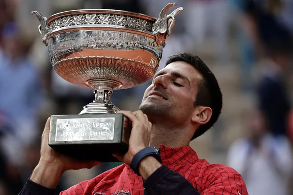 Novak Djokovic embrasse le trophée de Roland-Garros après son 23e titre du Grand Chelem.