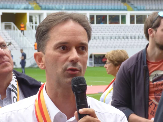 Sylvain Robert, maire de Lens, s'exprimant lors d'un match au stade Bollaert-Delelis.