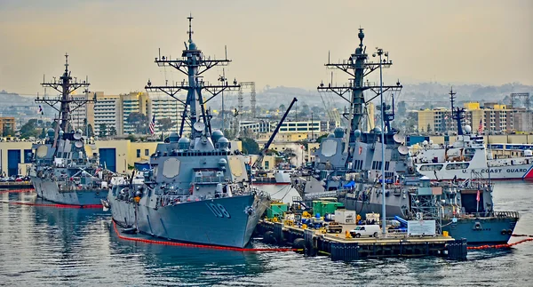 L'USS Higgins, l'USS Wayne E. Meyer et l'USS Howard à quai dans un port.