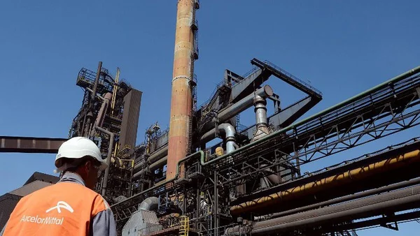Ouvrier devant le site sidérurgique ArcelorMittal de Fos-sur-Mer.