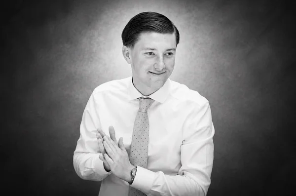 Henry Nowak dans un portrait en noir et blanc.