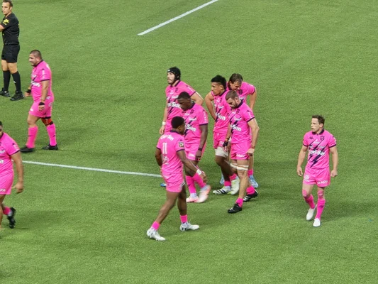 Joueurs de l'ASM Clermont Auvergne en rose au Stade Jean-Bouin le 26 octobre 2024.