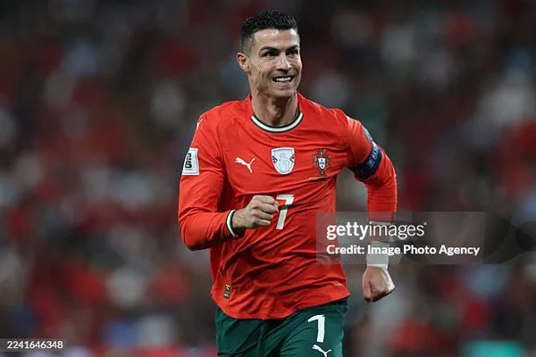 Cristiano Ronaldo en maillot rouge du Portugal (numéro 7) courant et souriant sur un terrain, filigrane Getty Images.