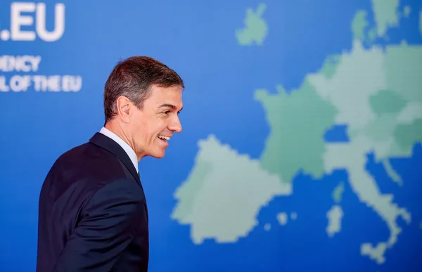 Pedro Sánchez, premier ministre espagnol, souriant devant une carte de l'Europe.