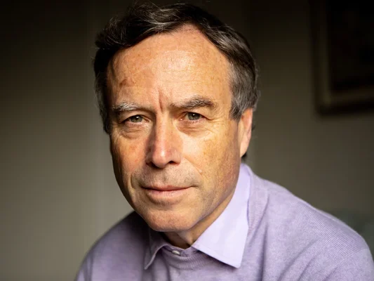 Lionel Barber, ancien rédacteur en chef du Financial Times, dans un portrait en gros plan.