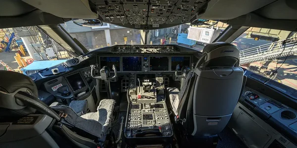 Vue du poste de pilotage d'un Boeing 787-10 d'United Airlines.