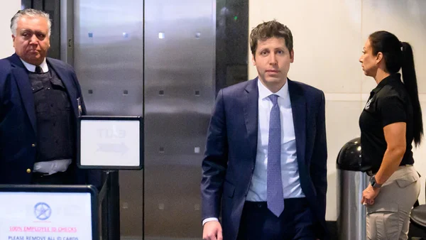Sam Altman passant un point de contrôle de sécurité au tribunal.