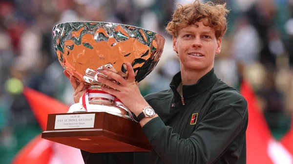 Jannik Sinner pose avec le trophée du Masters 1000 de Monte-Carlo.