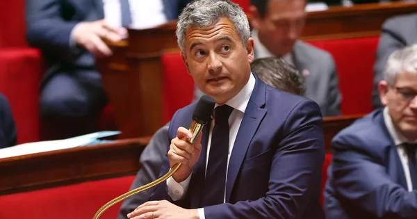 Gérald Darmanin prenant la parole dans une assemblée parlementaire.