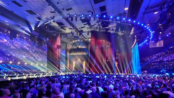 La salle comble lors de la 70e édition de l'Eurovision à Vienne, avec la scène et le public.
