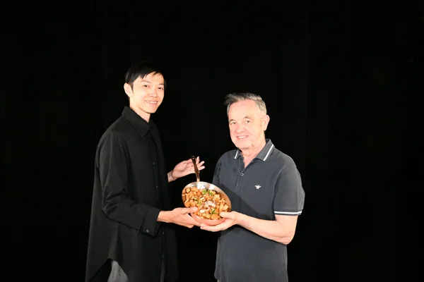 Bernard Pacaud et Shintaro Awa, son successeur, partagent un moment en cuisine.
