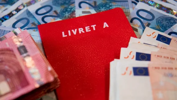 Livret A entouré de billets en euros, symbole de l'épargne des Français mobilisée pour les nouvelles centrales.