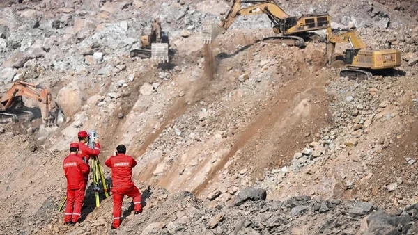 Intervention des secours sur un site industriel en Chine, avec un réservoir arrosé par un jet d'eau.