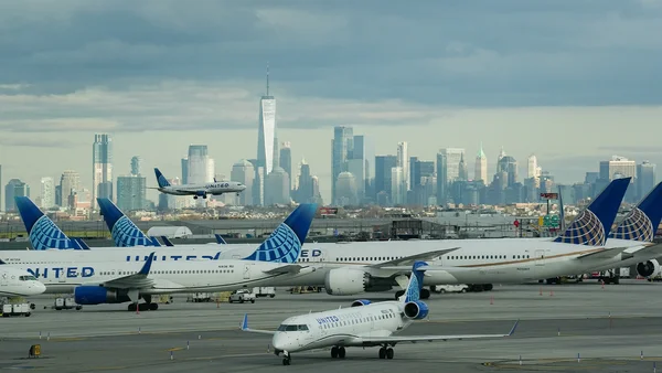 Aéronefs d'United Airlines stationnés à Newark, avec la silhouette de Manhattan en toile de fond.