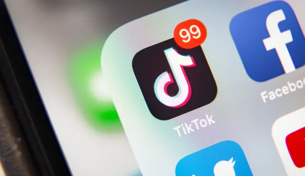L'application TikTok sur un smartphone, illustrant son rôle de moteur de recherche pour les voyageurs.