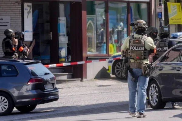 Périmètre de sécurité établi par la police allemande autour de la banque.