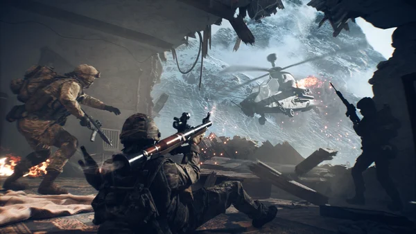 Capture d'écran de Battlefield 6 : des soldats tirent sur un hélicoptère explosant dans un décor montagneux enneigé.
