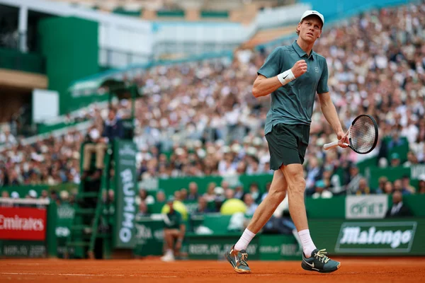 Jannik Sinner se déplace sur le court lors de la finale du Masters 1000 de Monte-Carlo.