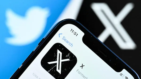 L'application X sur un smartphone, symbole du réseau social qui ferme les communautés.