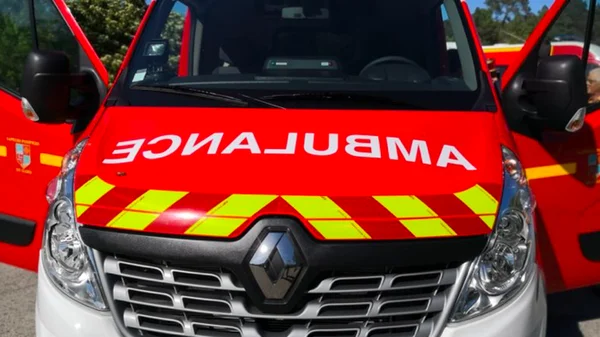 Ambulance des services d'urgence dans le Vaucluse.