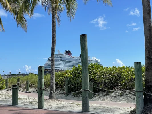 Le Disney Wish amarré à Castaway Cay, aux Bahamas.