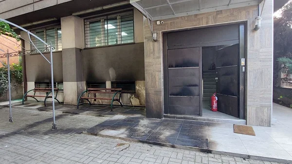Dégâts matériels et traces d'incendie à l'entrée d'une synagogue ciblée par une attaque en Macédoine du Nord.