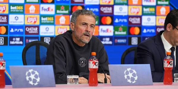 Luis Enrique en conférence de presse avant un match de Ligue des champions.