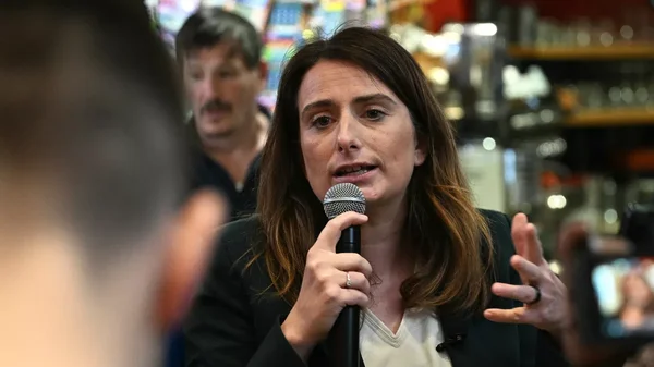 Marine Tondelier s'exprimant au micro concernant sa proposition de congé payé climatique en cas de catastrophe climatique.