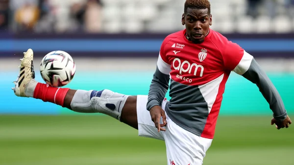 Paul Pogba effectuant son retour en Ligue 1 lors d'un match contre le Paris FC.