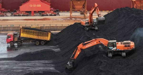 Un mineur dans une galerie souterraine, illustrant les conditions de travail dans les mines de charbon en Chine.