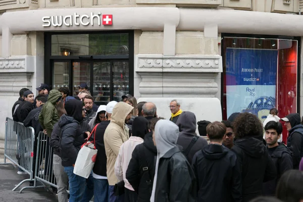 Les gens n'ont pas réussi à se contenir" : une opération de vente de  montres Swatch-Audemars Piguet tourne au chaos