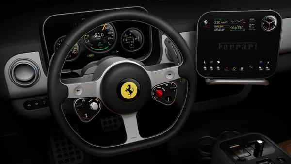 Poste de conduite de la Ferrari Luce : écrans numériques pour conducteur et passager.