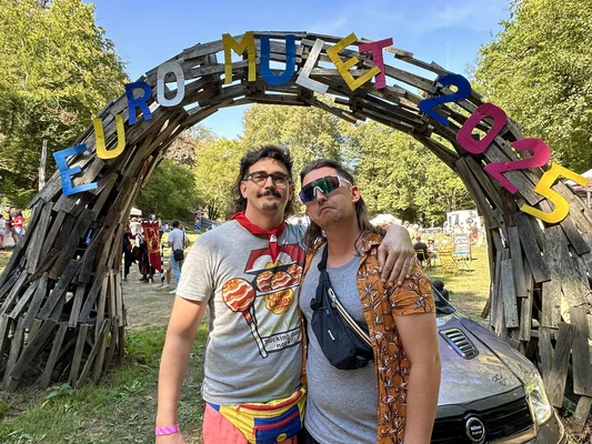 Participants posant sous l'arche 'EUROMULLET2025' au championnat d'Europe de la coupe mulet en Creuse.