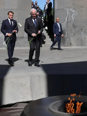 Emmanuel Macron et un responsable arménien marchant vers la flamme éternelle au mémorial du génocide arménien.