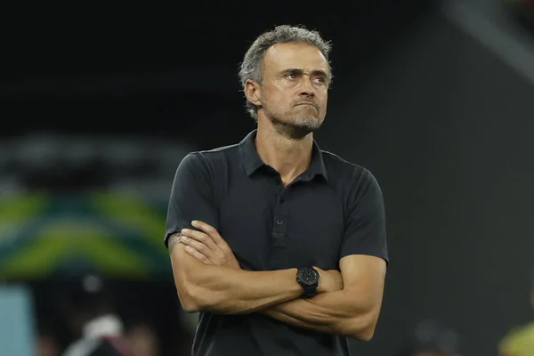 Luis Enrique, entraîneur du PSG, affichant un visage sérieux.