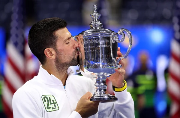 Novak Djokovic embrasse le trophée de l'US Open, égalant le record de 24 titres du Grand Chelem.