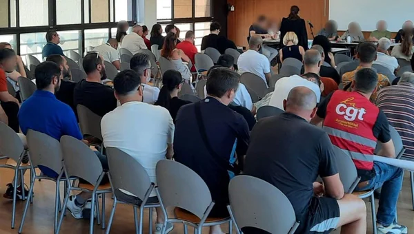 Réunion de salariés d'ArcelorMittal à Martigues en marge de l'audience prud'homale.