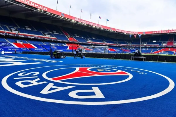 Le logo du PSG sur la pelouse du Parc des Princes.