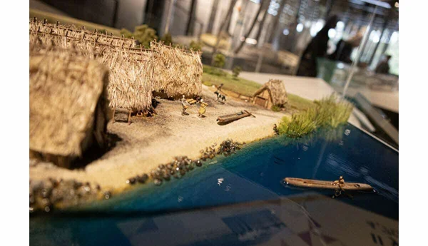 Maquette d'un village néolithique au musée archéologique du lac de Paladru, reconstitution historique.